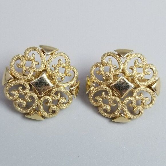 Vintage Avon Filigree Gold Tone Spiral Design Clip On Earrings, Retro Signed - Picture 1 of 7